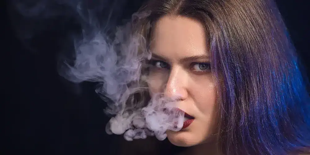 Sonhar com pessoa fumando droga